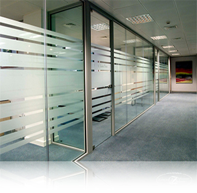 Перегородки противопожарные в кабинетах офиса с матовыми вставками